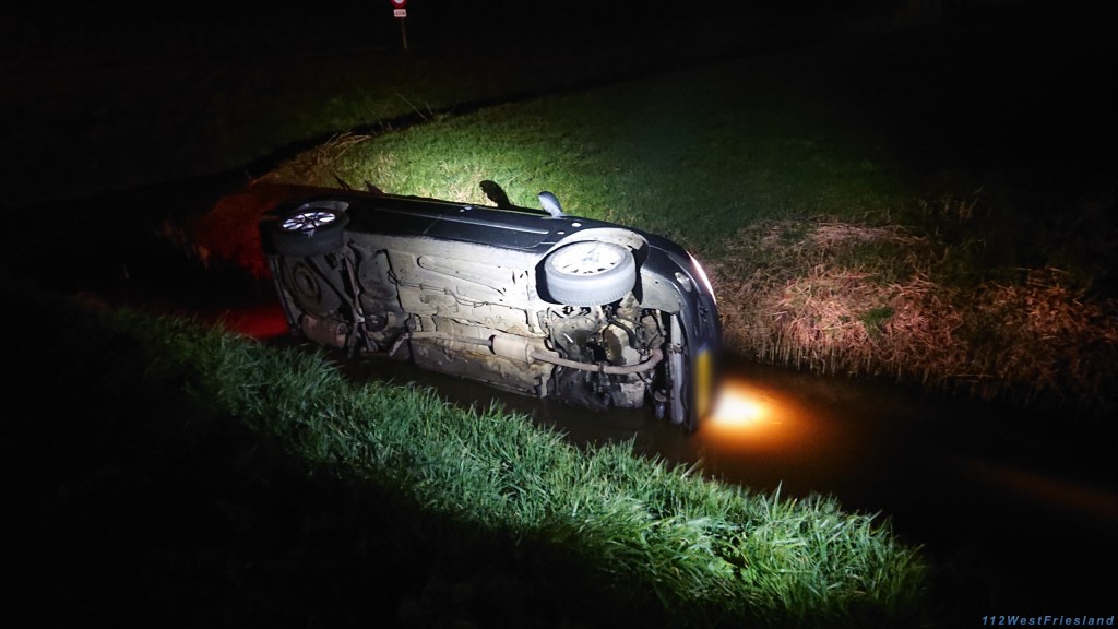 Auto met twee inzittenden te water geraakt langs de Burgemeester J Zijpweg Venhuizen..