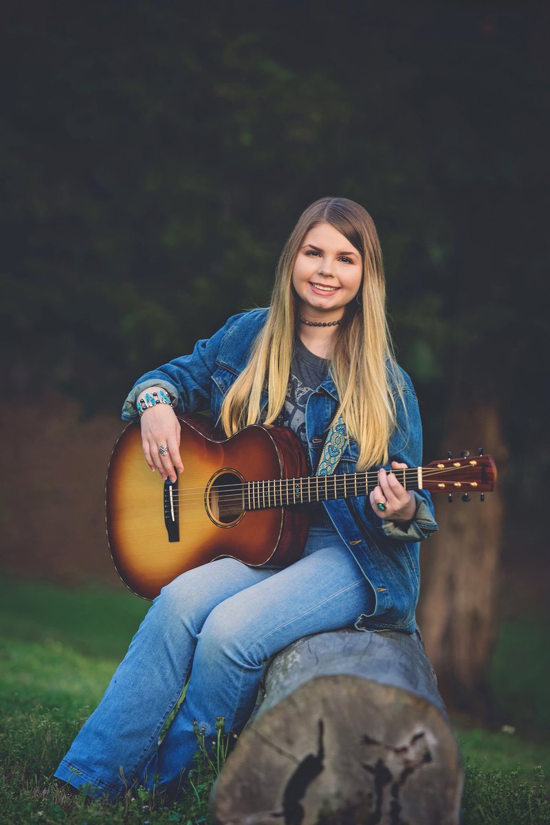 trinityshipp_'s tweet photo. #seniorsunday ✨ https://t.co/d072JSTMNG