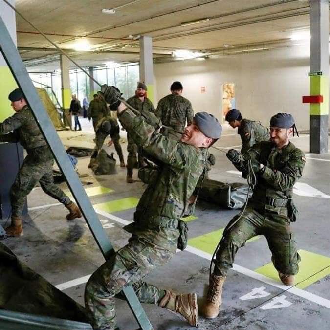 pdelpozogomez's tweet photo. No es por nada, pero ¿recordáis cuando China levantó un hospital con 1.000 camas en 10 días? Todo el mundo se quedó pasmado y les felicitó. Pues bien, en Madrid el ejército español ha montado en IFEMA un hospital de 5.500 camas en 48 horas. #YaQuedaMenos https://t.co/oy3tEhfefM