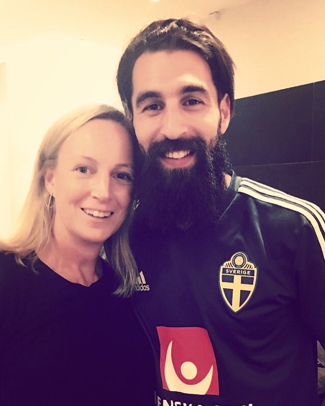 QueenEdn's tweet image. #tb när man dök på dagens #birthdayboy #jimmydurmaz med orden - Hallå!? Tog du en bild m min kompis!? Fel! Det ska va jag! 🤦‍♀️