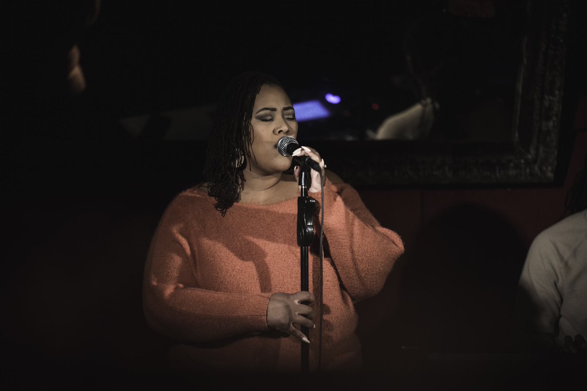 BerkleeNightLA's tweet photo. The lovely @ladyjeniffer shining at Berklee Night! 💫💛🎤 #BerkleeNightLA
📸: @keller_rado_photo https://t.co/zpJrhGZxiF