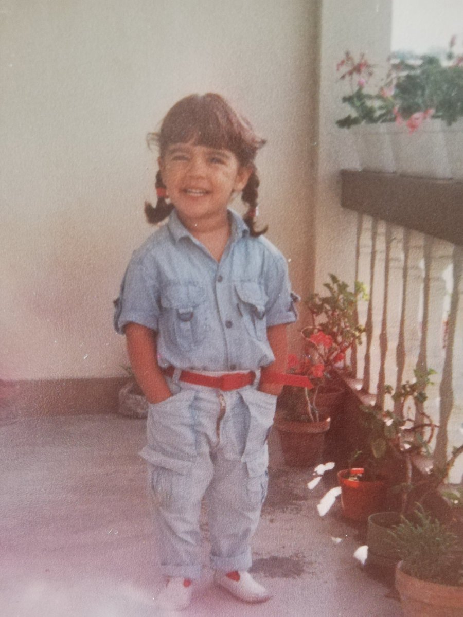 Jazminjazzsoul's tweet photo. Hilo: Esta soy yo. La niña de esta foto ya no podía con las injusticias, necesitaba entender todo y a todos y defender lo justo. Cuando no podía evitar una injusticia me frustraba muchísimo. Valoraba sentirme libre por encima de otras muchas cosas, adoraba a las personas mayores* https://t.co/KsSNRkxYtR