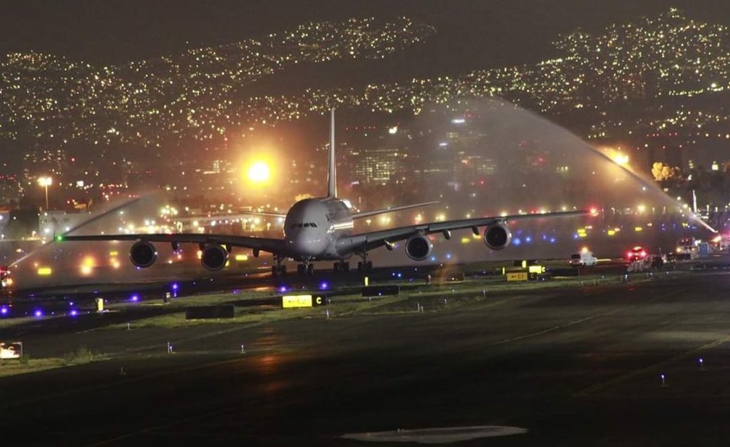 FernandoDelRio's tweet photo. El A380 de Air France despegó por última vez de Ciudad de México y ya vuela a París. Así lo despidieron. Foto de FB https://t.co/U0xq5iQy6O