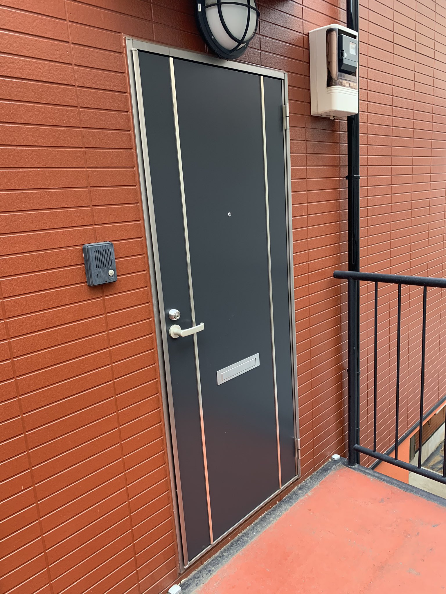 ドア 窓修理のプロ 窓ライフ 本日はアパートドアの扉のみ交換をさせて頂きました 同じデザインの物が既に生産中止の為 代替扉にモールを同じ様に取り付けて完成です 良い感じに仕上がりました アパートドア交換 マンションドア交換 Aeドア Ae ドア 窓修理のプロ 窓ライフ 本日はアパートドアの扉のみ交換をさせて頂きました 同じデザインの物が既に生産中止の為 代替扉にモールを同じ様に取り付けて完成です 良い感じに仕上がりました アパートドア交換 マンションドア交換 Aeドア Ae