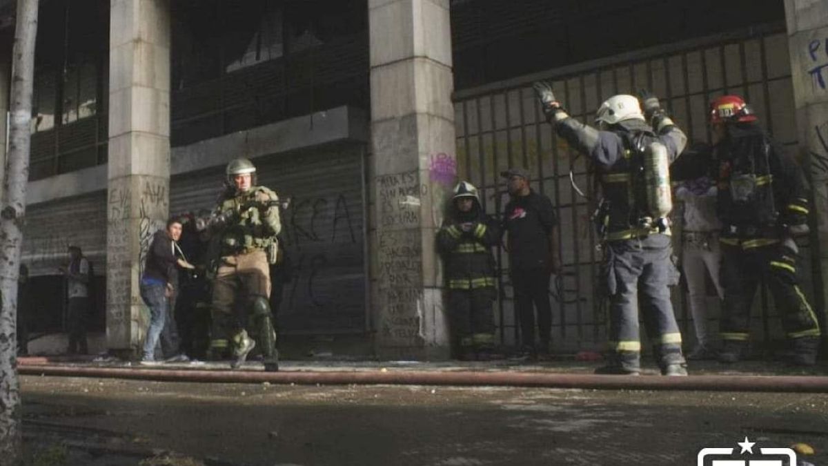 RevolucionBomb1's tweet image. LOS BOMBEROS NO NECESITAMOS AUTORIZACION DE NINGUN PACO NI MILICO PARA SALIR A UNA EMERGENCIA.

Solo retrasan los tiempos de respuesta

Los Bomberos no andamos webiando! Somos mas responsables que todas esas cuestionadas y mañosas instituciones. 
#GobiernoNegligente
#ToqueDeQueda
