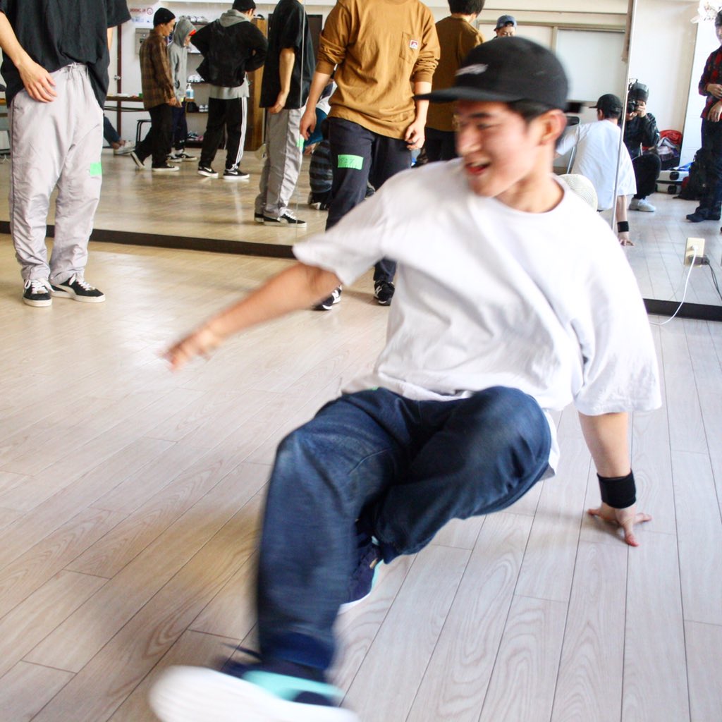 PeaceSkool's tweet photo. ブレイクダンスは運動神経がよくないと、、と思われがちですが、そんなことはありません😊

運動神経の良い人は運動神経を活かして、
リズム感が良い人はリズム感を活かして、
アイデアに優れている人はそのアイデアで勝負して、

人それぞれが持つ個性や長所を活かして踊れる素敵なダンスです✨ https://t.co/locJQ23T4M