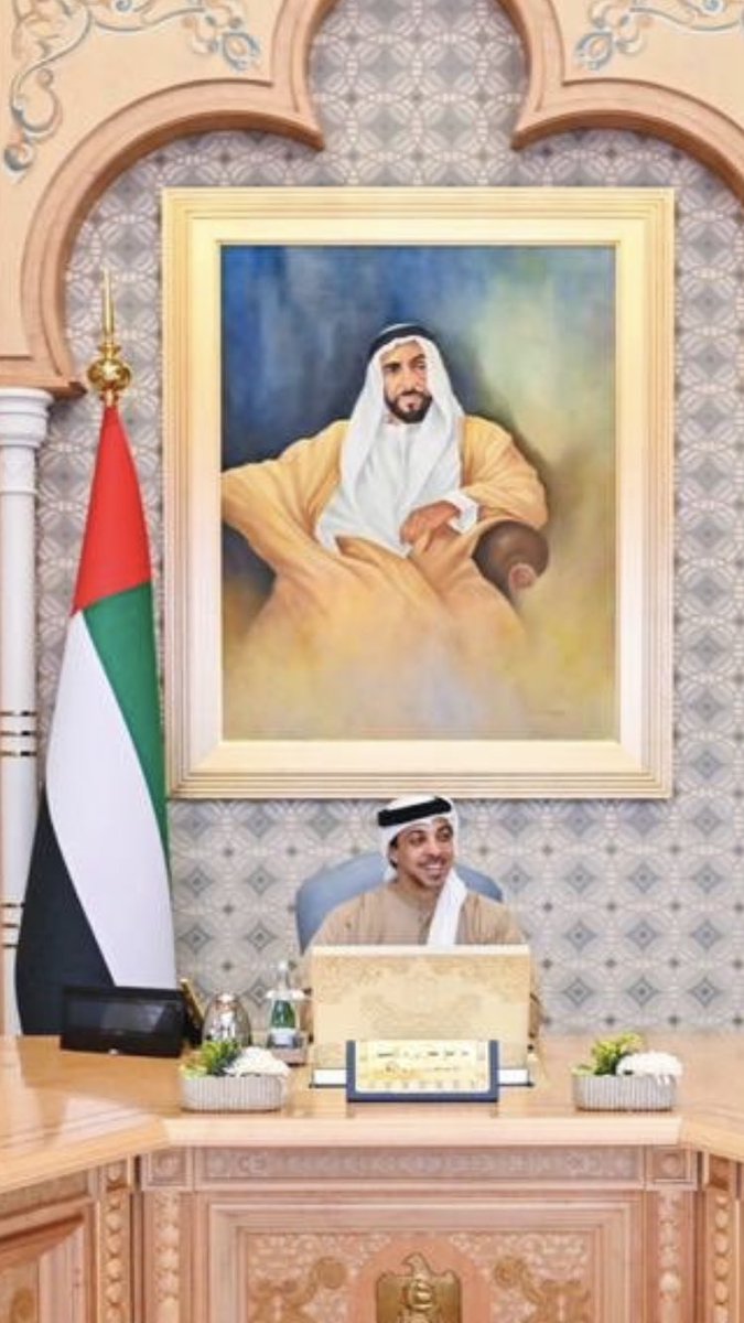 slohs__'s tweet photo. زايد بن نهيان منبع الطيب.                    ورثه لمنصور راعي الفزعات                      يعطي بلعطاء من غير تدريب .                   وانا قد وصلني من بحره هدايات https://t.co/TYag7wkx4R