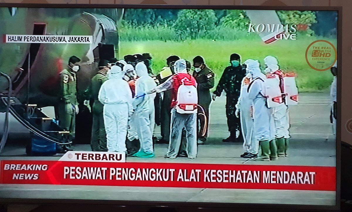 Alhandulillah puji syukur, walau belum signifikan sdh mulai ada dropping alat kesehatan yang mendarat pagi ini di halim.

Kita harapkan supply logistik yang lebih besar datang lagi, terima kasih 🙏🙏