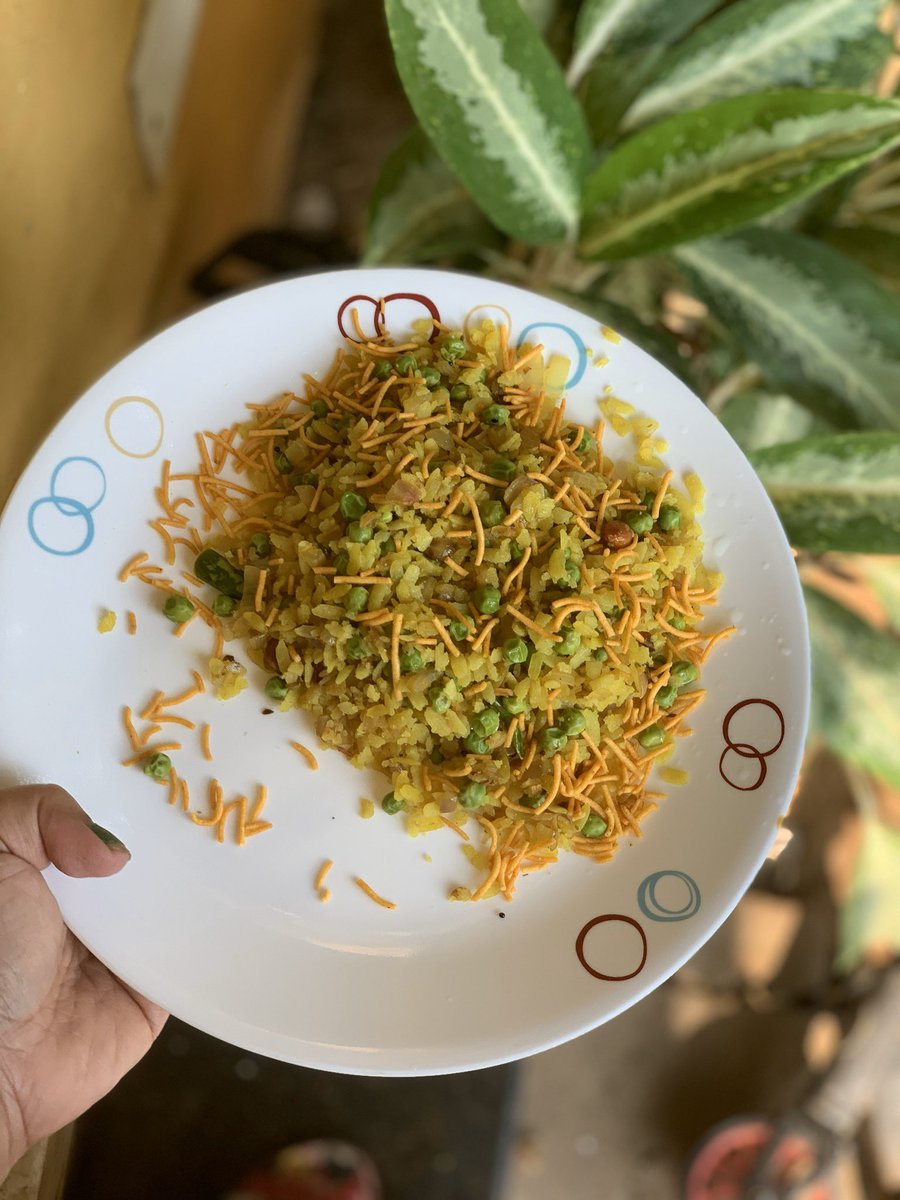 Matar poha for a migrane walli morning  Going to shutdown and sleep now PS : Recipe is on the blog if you want  https://www.sinamontales.com/poha-the-breakfast-star-recipe/