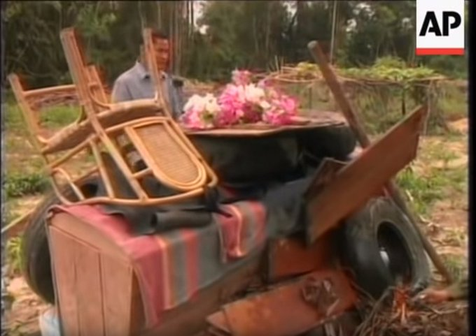 偏見で語る兵器bot V Twitter カンボジアを凄惨な内戦状態にしたポルポトだが葬儀の時は一応は火葬してもらえた 古タイヤと廃材と一緒に燃やすという火葬というか野焼きみたいな葬儀だったが