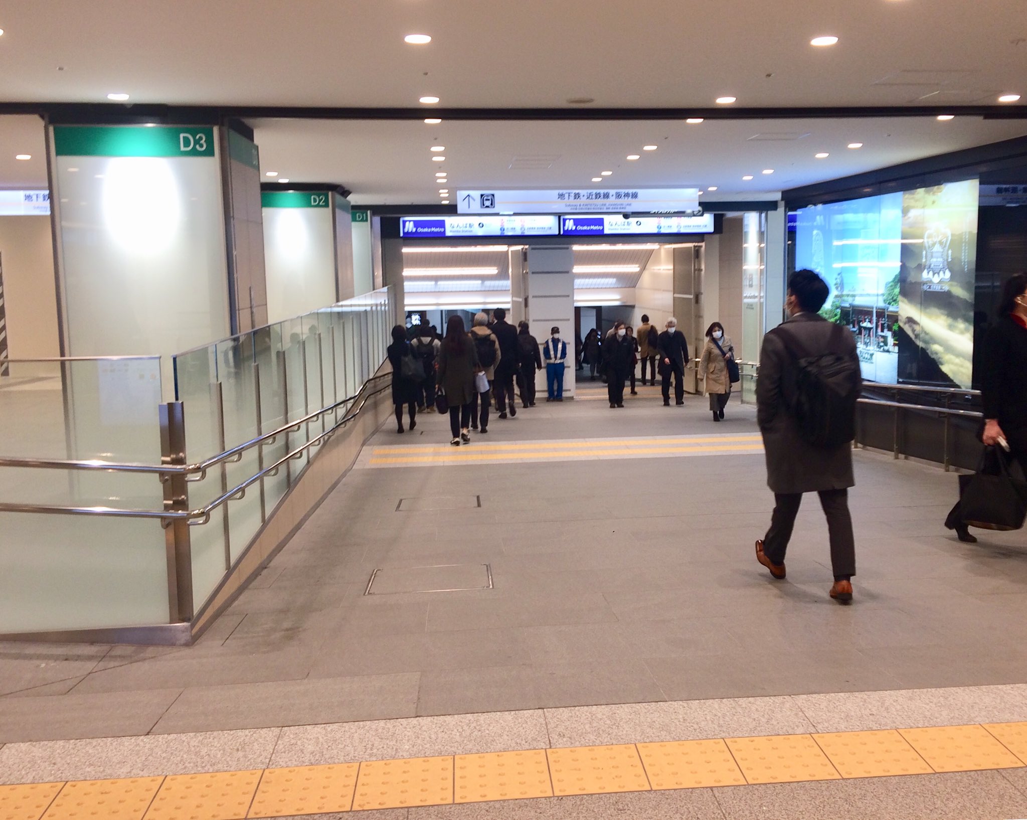 南海なんば駅に直結する商業ビル内の歩行者用通路で 複数の人物が自転車で暴走