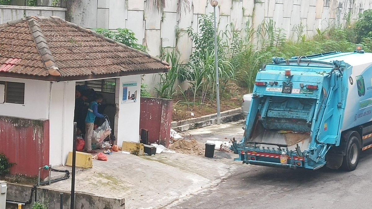 AderienAhmad's tweet photo. Terima kasih #FrontLineHeroes 🙏
Petugas2 #KeepingSelangorClean
Semoga urusan #KDEB berjalan lancar dan mengikut jadual masing2.
Hari ke-6 PKP-C19.
Isnin, 23 Mac 2020.
@MPSubangJaya
@AmirudinShari https://t.co/h9ua9HCmgy