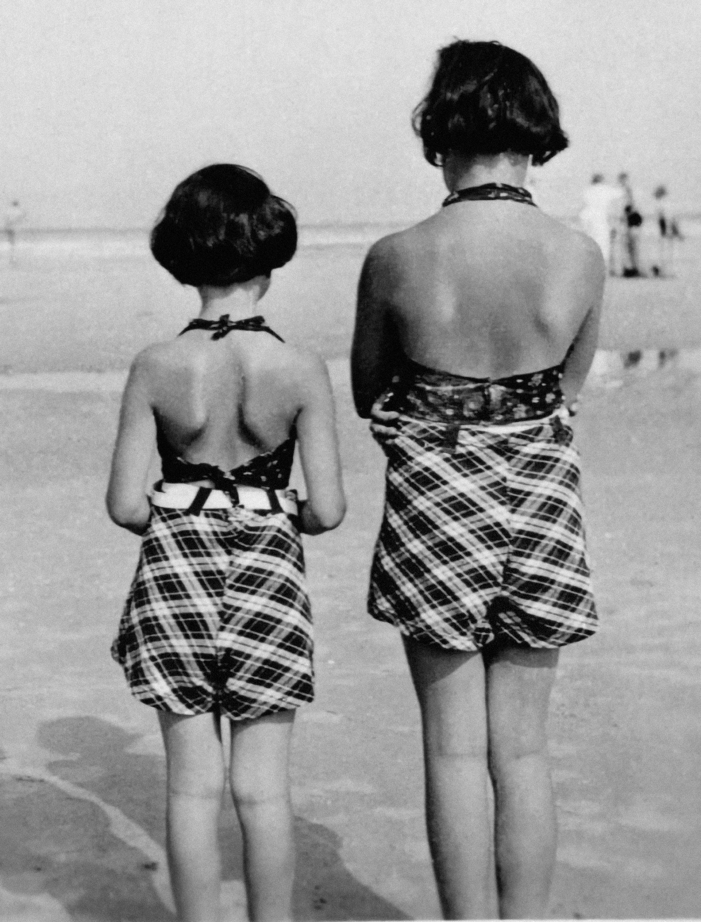 渡邉英徳 Wtnv 1937年7月 ビーチに立つアンネ フランクと姉のマーゴット ニューラルネットワークによる自動色付け 手動補正 T Co Zsbashgzjt Twitter