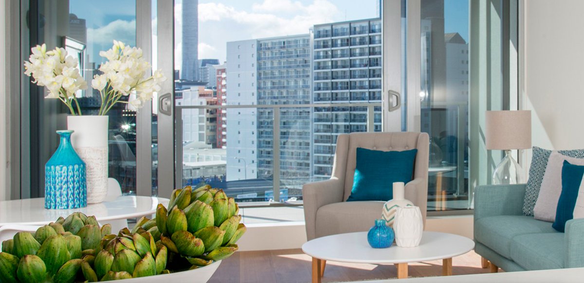SugarTreeLane's tweet image. Generous windows bathe our apartments in natural light by day and surround them in the city lights by night. North facing apartment’s captures premium harbour views while west facing balconies enjoy views of our #SugarTree landscaped gardens. 🏢☀️🏙️ Visit sugartree.co.nz