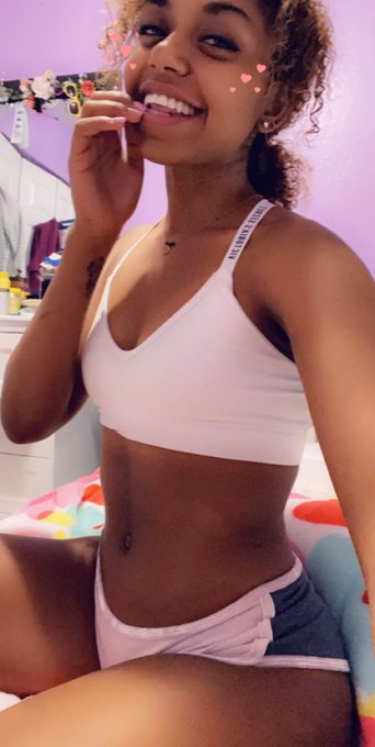 Who wants to come play with me !? IM BORED !!!! https://t.co/myz5x5zup4