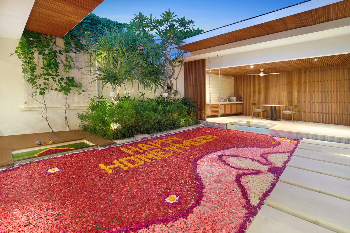 Flower decoration in the pool of Sana Vie Villa would offer you the ultimate experience to enjoy your honeymoon with your soulmate #sanavievilla #luxuryvilla #romanticdecoration #romanticvilla #bali #honeymoon