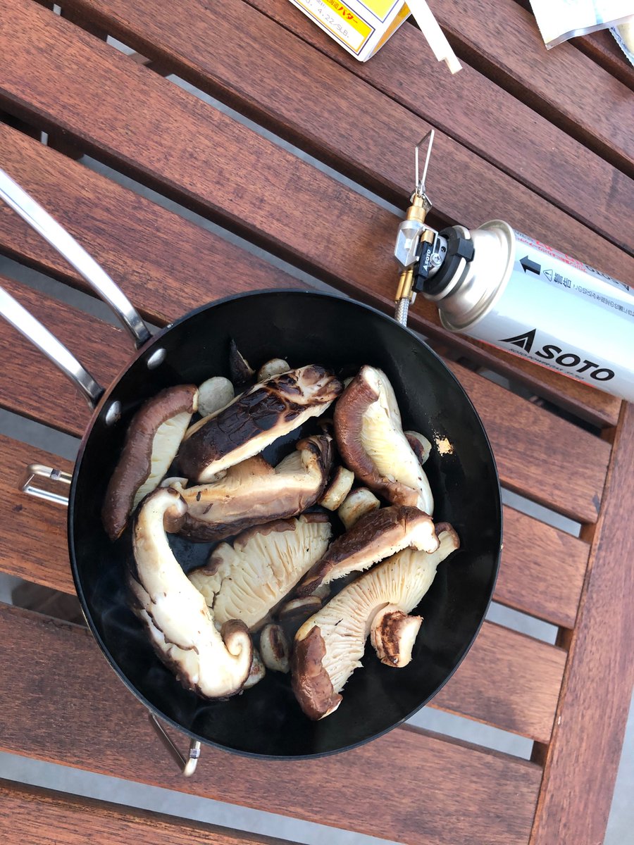 meat_cycle's tweet photo. とある駅で販売していた大きなシイタケを迷わず購入し、急いで帰り、バター��最後に🧈のせて醤油と少しニンニクも加えてビールと一緒に食べました。
ウマァーーー❗️
デカイ！うまい！という週末でした

#シイタケ
#soto https://t.co/pK1fphecME