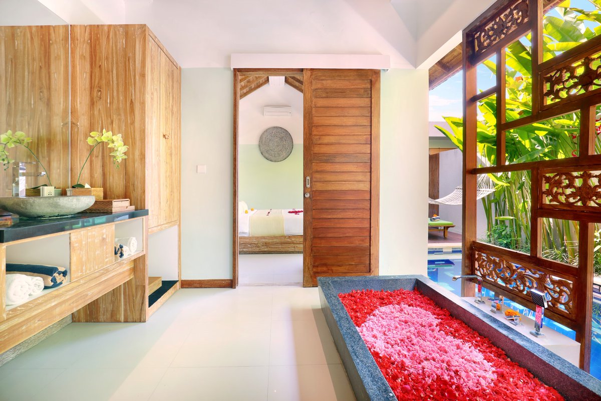 Manca Villa offers you a first-hand experience to spend your honeymoon in a romantic villa with Balinese tropical ambience #mancavilla #bali #honeymoon #luxuryvilla #romanticdecoration #romanticvilla #flowerdecoration #romantichoneymoon