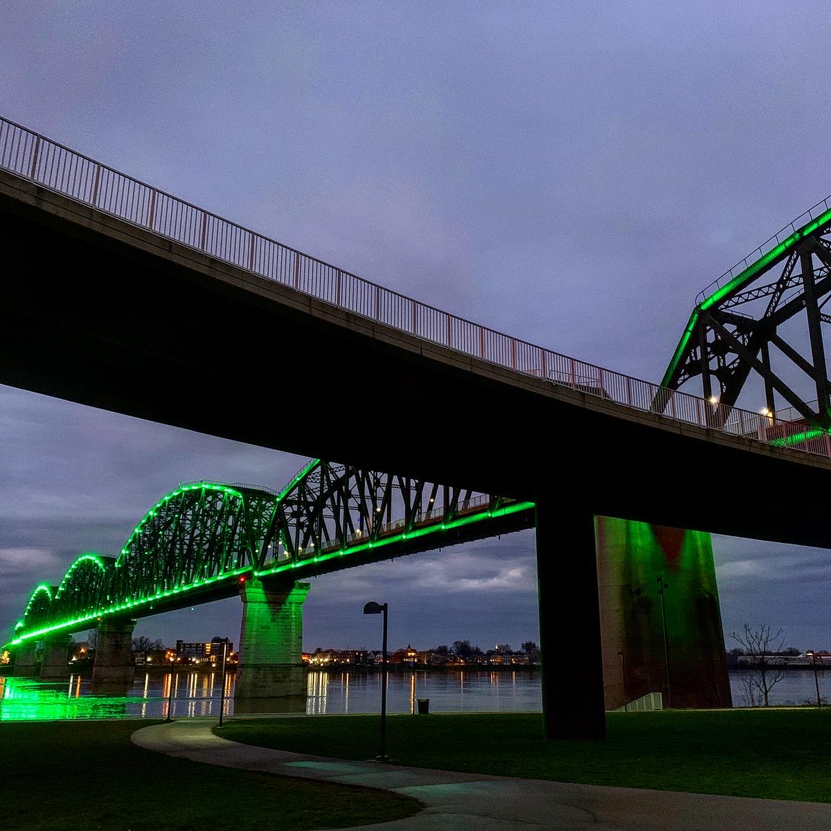 Tonight, we lit the #BigFourBridge green, the color of hope, as a symbol of our community’s compassion and resilience during these uncertain times. 💚 Read more: ow.ly/Tny430qrRfp  #TeamKentucky #TogetherKY