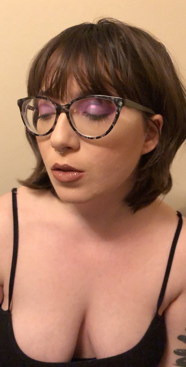 HayleyBrantley's tweet photo. Shoutout to my roomie for letting me beat her face to escape the boredom of this quarantine 🎨 https://t.co/C88cG2KDmE