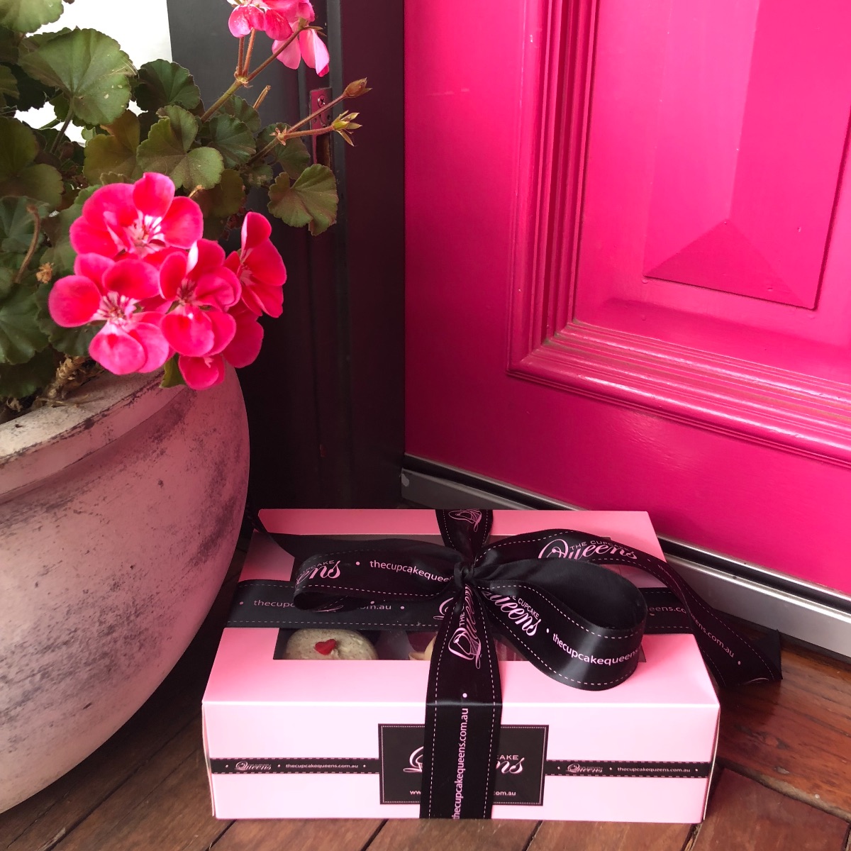 cupcake_queens's tweet photo. 💗 Get FREE Delivery on orders over $50 + 💗 Send Cupcakes to your Clients, Friends or Colleagues - https://t.co/FnxQb5vHrh https://t.co/nIQtU0dcsS