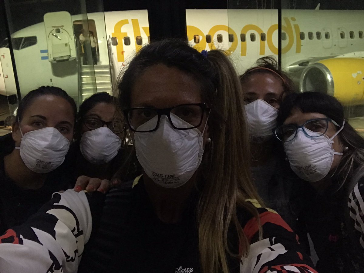 Gracias <a href="/flybondioficial/">flybondi</a> por traernos a casa! Mientras otras empresas se jactan de ser número 1 en la región y no hicieron más que lavarse las manos olímpicamente, uds nos trajeron de regreso con una organización y calidez invaluable. Desde hoy tienen 5 nuevas fans!