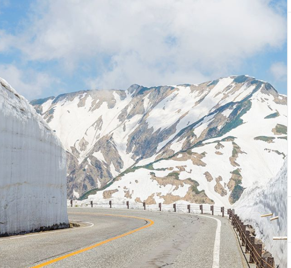 Dreaming of walking between the towering snow corridors at Tateyama Kurobe alpine route.🤩🤩