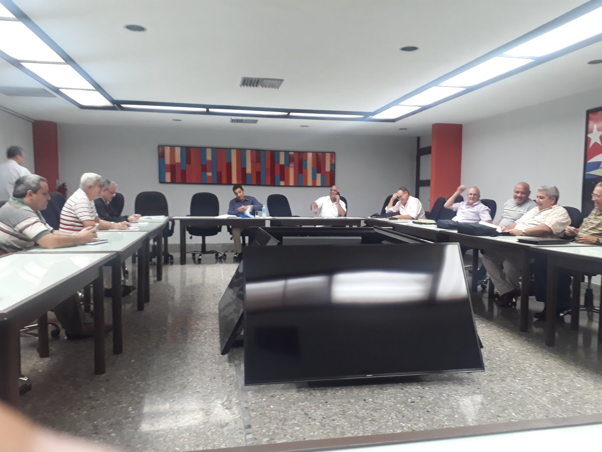 Ricardo70103396's tweet photo. Reunión con el ministro @EduardoR_Davila para puntualizar las misiones del #transporte y asegurar las transportaciones durante las medidas a cumplir a partir del martes 24 de marzo. @PresidenciaCuba @MitransCuba @ONFET2 . https://t.co/nGMFORuApX