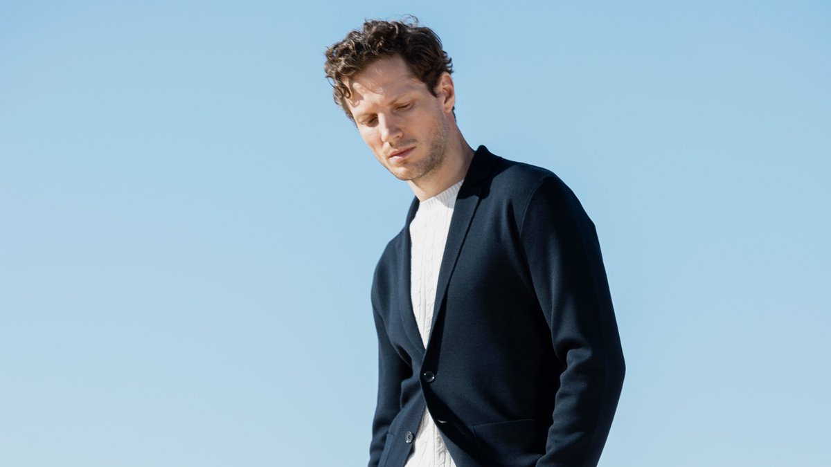 Working from home? No worries, we've got you covered! Make sure you look stylish during your calls and hangouts! Shop your new ‘work from home outfit’ at oger.nl.