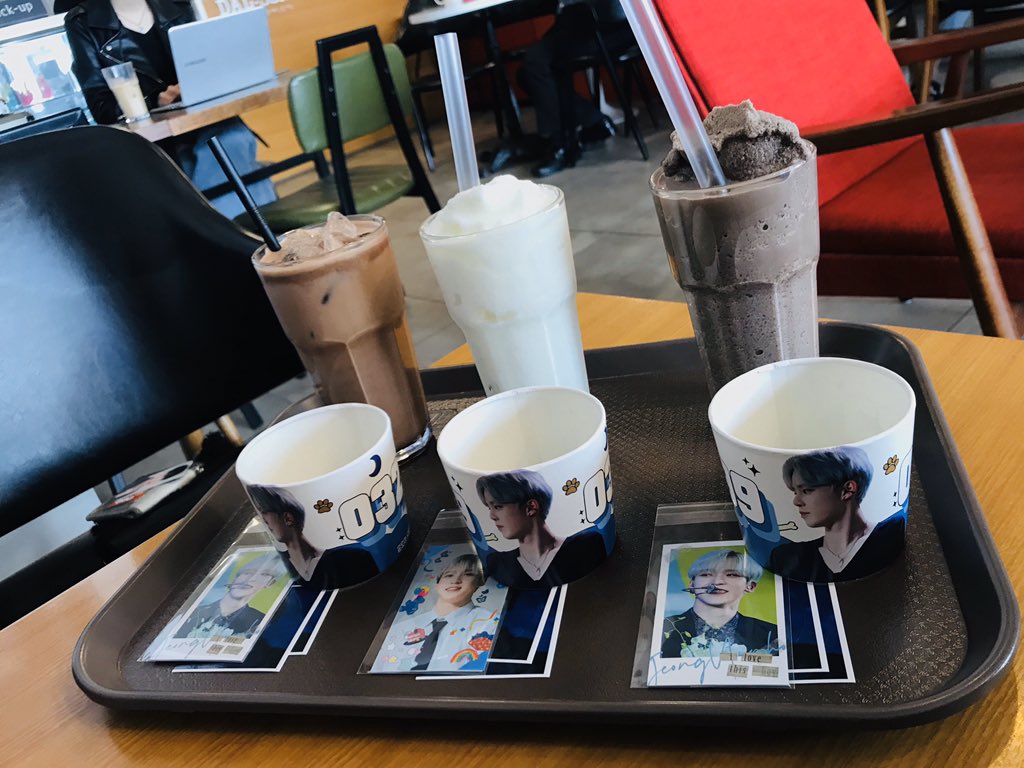 ppyongr's tweet photo. 윤호 생일 카페에 다녀왔어요!
생일 당일에 갈 수 있어서 너무 좋았어용ㅎㅎ
특전들도 예쁘고 카페 곳곳에 윤호 사진이 있어서 카페에 있는 내내 행복했습니당❤️

#모두가_윤호를_사랑해
#HAPPY_YUNHO_DAY https://t.co/qOMt4d7em0