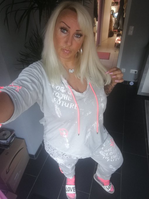 So, jetzt musste ich meine Haare k&uuml;rzen schneiden, weil es in der Apotheke kein Alkohol mehr gibt um<a href="/tag/legs"class="tags"><span>#legs</span></a><a href="/tag/curvy"class="tags"><span>#curvy</span></a><a href="/tag/body"class="tags"><span>#body</span></a><a href="/tag/legsday"class="tags"><span>#legsday</span></a><a href="/tag/curvybody"class="tags"><span>#curvybody</span></a><a href="/tag/legsl"class="tags"><span>#legsl</span></a>
