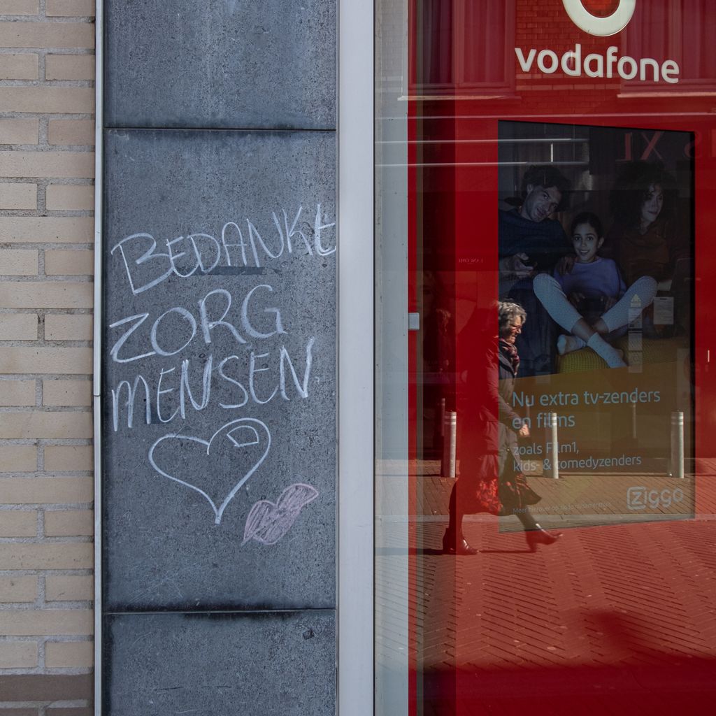 🇬🇧 'Thank you, healthcare workers ❤'
🇳🇱 'Bedankt zorgmensen ❤' 
Oss, March 2020.

#graffiti #Corona #COVID19 #covid19Nederland @ossmijnstad @centrumoss @CMJackOss #datisOss #jetrefthetinoss #NoordBrabant #omroepbrabant #Netherlands #streetphotography #ApplausVoorDeZorg