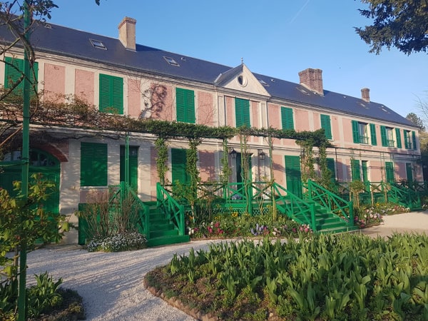 ⚠ Sauf directives ministérielles contraires, la Fondation #Monet rouvrira ses portes le 1er mai 2020. Nos visiteurs ayant acheté des tickets valables entre le 1er et le 30 avril peuvent obtenir remboursement ou report auprès de leur billetterie en ligne. ⚠