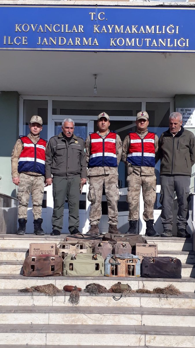 Elazığ Kovancılar Jandarma Komutanlığına gelen ihbar üzerine yapılan yol kontrollerinde 3 ayrı araç içerisinde toplam 14 canlı keklik ve yasadışı avda kullanılan materyaller ele geçirilerek tutanakla birlikte Elazığ İl Şube Müdürlüğümüz ekiplerine teslim edildi.