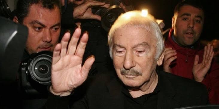 "Ergenekon" soruşturması kapsamında gözaltına alınan İlhan Selçuk, savcılık sorgusunun ardından serbest bırakıldı ve yurt dışına çıkışı yasaklandı. (2008)