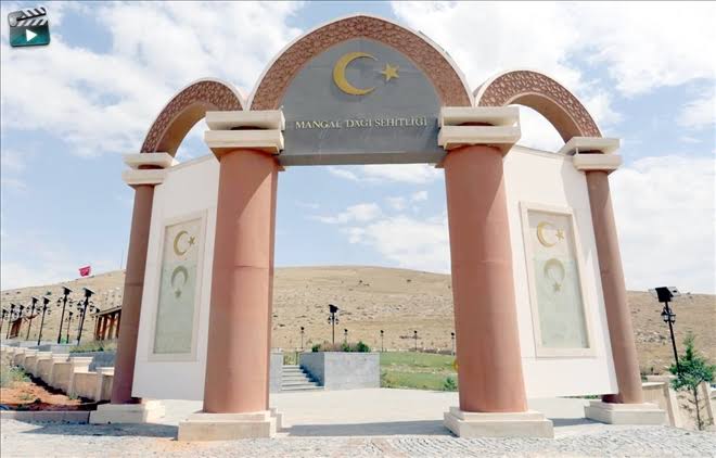 Gelibolu Yarımadası Tarihî Millî Parkı'nda Doğa Koruma ve Millî Parklar Genel Müdürlüğü'nce yürütülen "Şehitler Coğrafyası" projesi kapsamında yapılan araştırmalar sonucu, iki bin askerin gömüldüğü gerçek şehitlik bulundu. (2004)