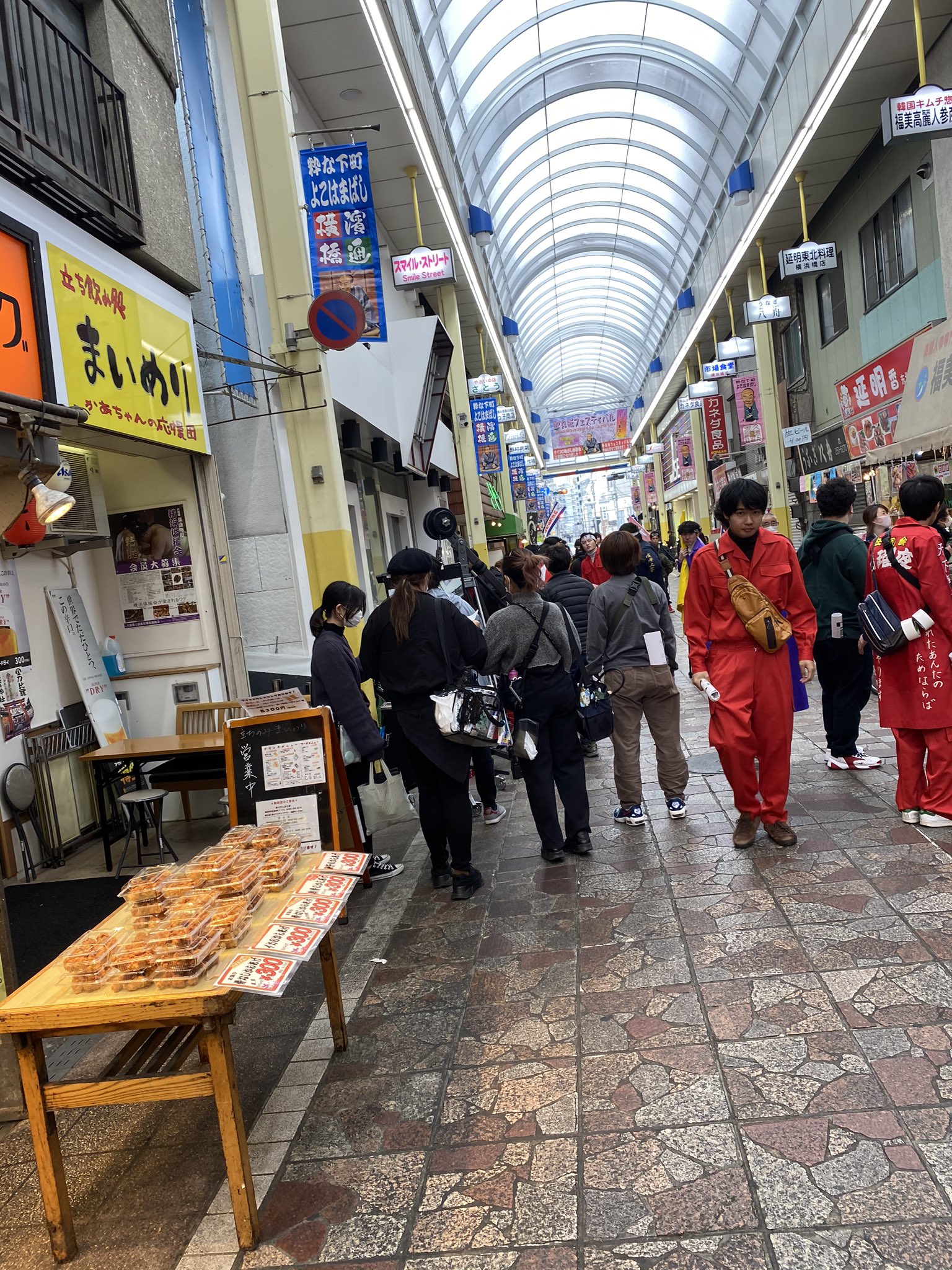 ゆぅちん 今日は朝から横浜橋商店街で撮影してるー ハナコの岡部さんとか ぺこぱの松陰寺とかが警官の服着ていたから The突破ファイルの撮影だよね ヤンキーさんたくさんいて通る度に場所開けてくれて優しいw 横浜橋商店街 T Co I1xb3pkw4z