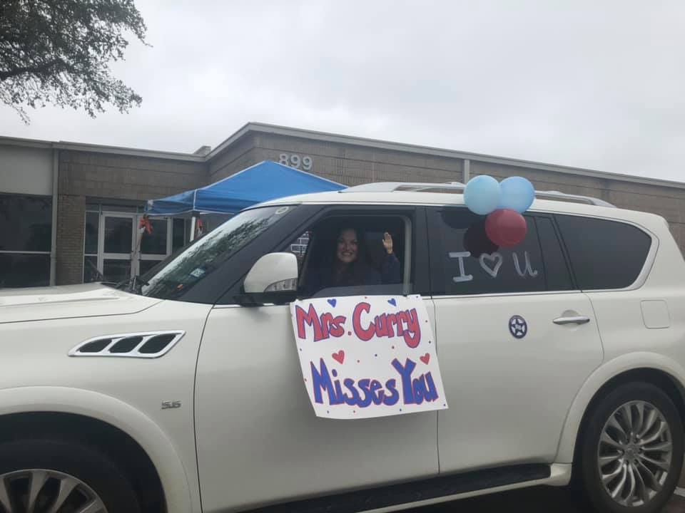 mrscurryteach's tweet photo. @RochellRangers, we loved seeing your smiling faces! This was so fun and filled our hearts with joy! 🚗 #drivebyparade #safedistances @rockwallschools https://t.co/kFxLSs0eHW