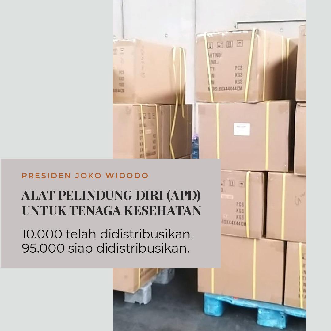 jokowi's tweet photo. Sabtu-Minggu kemarin, pemerintah telah mendistribusikan 10.000 alat pelindung diri (APD) ke rumah-rumah sakit rujukan Covid-19 dan dinas kesehatan di seluruh Tanah Air. 

Selanjutnya, 95.000 APD didistribusikan untuk para petugas kesehatan di garis terdepan penanganan Covid-19. https://t.co/vHiZv9WU8I