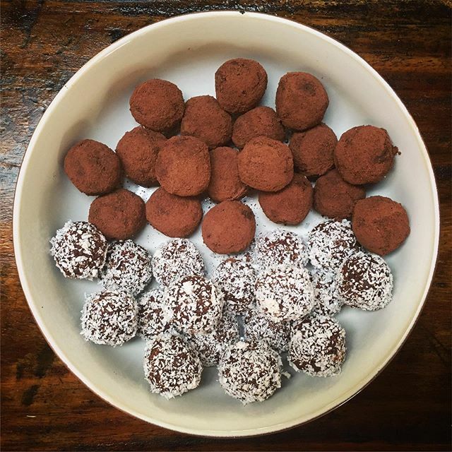 Triple Chocolate Coconut Energy Balls - recipe below - cacao nibs, cocoa powder, chocolate chips, coconut and cashew fruit. 100% vegan, gluten free, organic, handcrafted and #farmtotable
.
We suddenly have a lot more time on our hands than we were antici… ift.tt/2UrhbwE