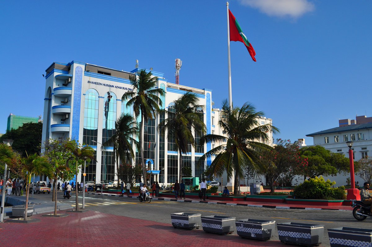MaldiwaDV's tweet photo. Maldives National Defense Forces Headquarters and Police Department: Shaheed Hussain Adam Building. The building is named after the national hero Hussain Adam.

#hussainadam #hussainadambuilding #maldivesnationaldefense #историямальдив #maldivespolicedepartment #maldivespaolice https://t.co/xqGZwFDvvI