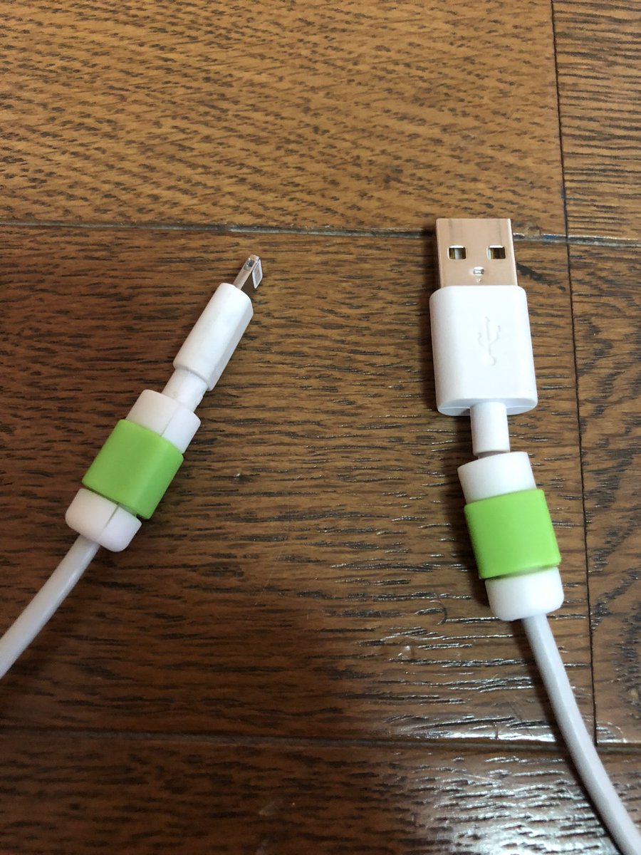 kakarotto7775's tweet image. 100均でiPhoneの純正ケーブル保護カバーを買った。付けてみるとこんな感じ。ケーブル1年ぐらいでダメになるからもっと早く買えばよかった…。#ケーブル保護カバー