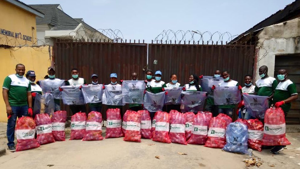 RecyclePointsNG's tweet photo. Thanks to our awesome team at FESTAC, we had a nice outing distributing the #BlueBoxProgram waste bags & collecting recyclables from residents in #FestacTown & #Mile2 Estates in #AmuwoOdofin.
The exercise informed that a lot of people are not aware of Recycling♻️ & it’s benefits. https://t.co/ouO1IflA7P