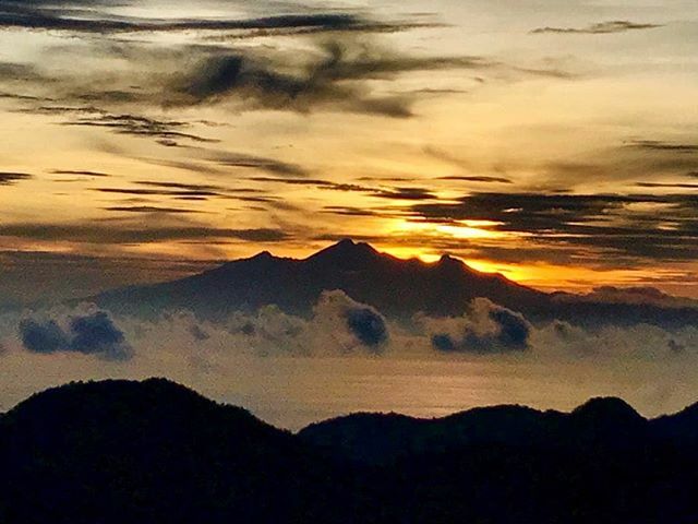 On a clear day, we can see Mount Rinjani from Amed. This shot was taken by <a href="/martabailes/">Märta Bailes</a> from the hills of Amed on a very pretty sunrise a few days ago. All the Apneista family is sending lots of love to everyone on this days. We will be soon back to our … ift.tt/2wt3FAA