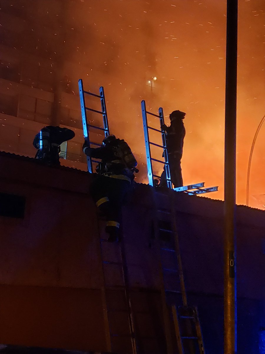 Xispafire's tweet photo. #INCENDIO General Mackenna y Manuel Rodríguez. @Bomba_Decima @cbsantiago @biobio https://t.co/4LsulvlMCU