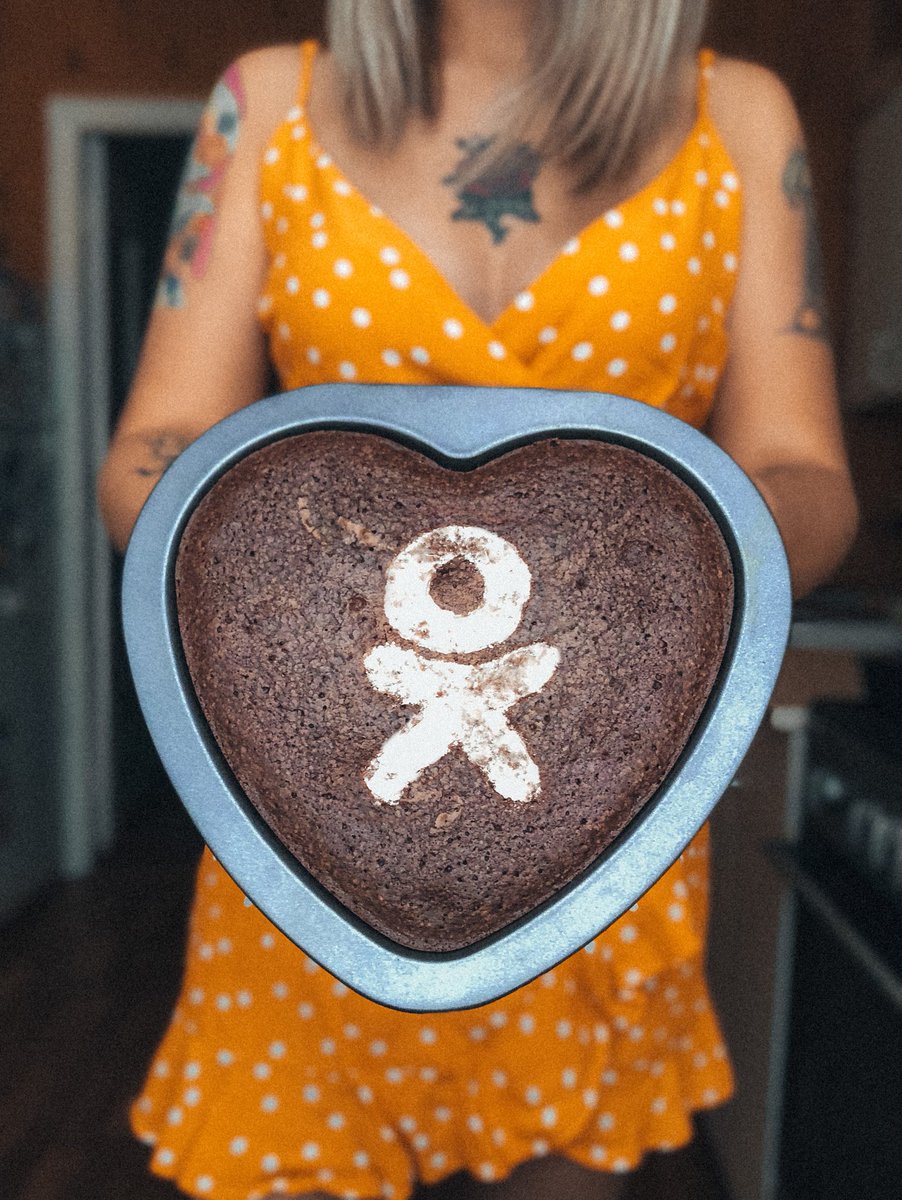 odnoklassniki's tweet image. Пока мы временно лишены бизнес-ланчей и разогревания еды в офисной микроволновке, давайте что ли покажем, у кого что вкусненького есть! Запускаем флешмоб #готовимдома 😋 Испекли по такому поводу брауни, за что приносим извинения всем, кто ждал от нас квашеной капусты или гречи🤷🏼‍♀️