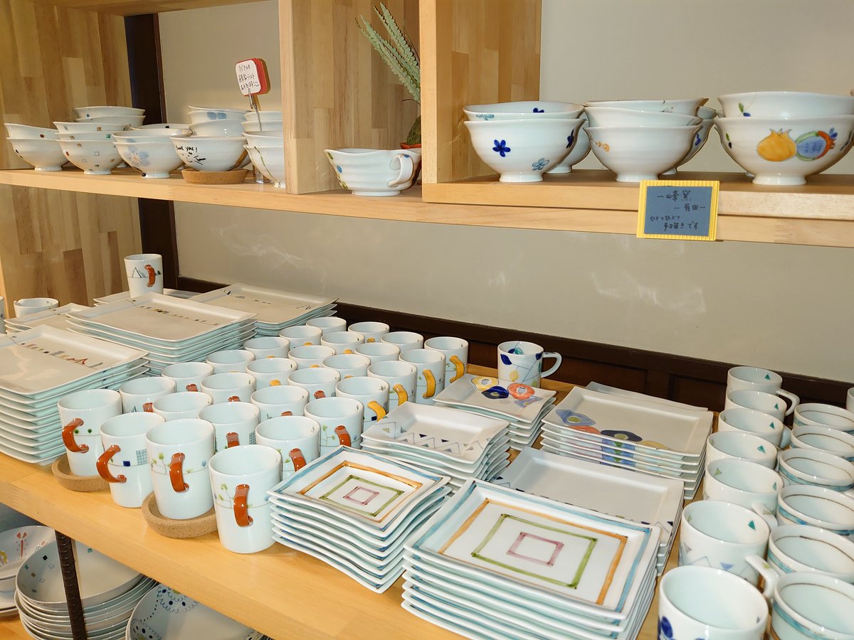 株 丸兄商社 一峰窯コーナー 控えめで可愛らしい絵柄が人気です お茶碗は手馴染みがよく持ちやすいのと 絵柄も沢山あっておすすめですよ