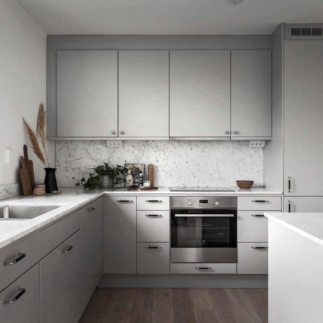 Interiors とじまと On Twitter It S Cold Outside Light Grey Is Not Everyone S Cup Of Tea But It Has Its Own Charms Kabinet Kelabu Cerah Boleh Dipadankan Dengan Tiles Dinding Putih Untuk