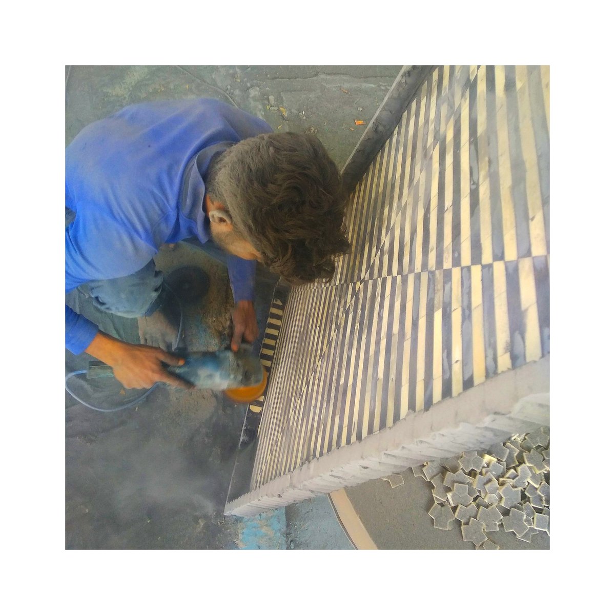 In this picture the artisan is seen working as a bone inlay.
Now this artisan Designing bone fragments. Now its next task will be that. A round of color will be filled over it. Then it is rubbed after drying.
Later, this product is prepared. If you like this product then.OrderNow
