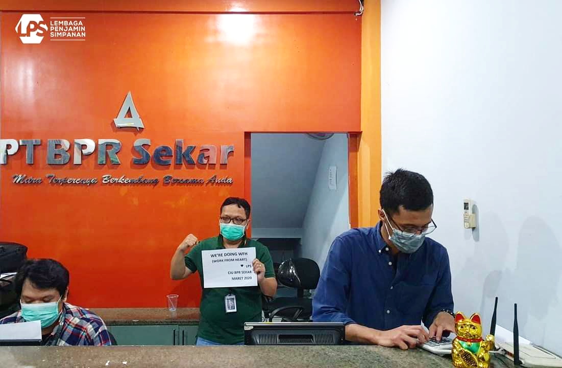 lps_idic's tweet photo. Beberapa dari kita masih harus tetap bekerja di luar rumah. Begitu pun tim LPS yang melakukan likuidasi dan pendataan nasabah untuk pembayaran klaim simpanan BPR Sekar yang telah dicabut ijin usahanya pada 17 Maret 2020.
 
#workFromHeart #infoLPS https://t.co/l0K55kbOox